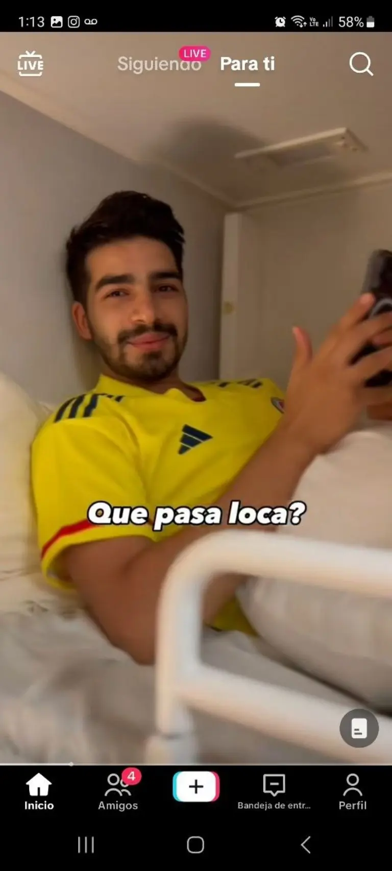 Joven muestra pequeño cuarto de crucero - Tomada de video