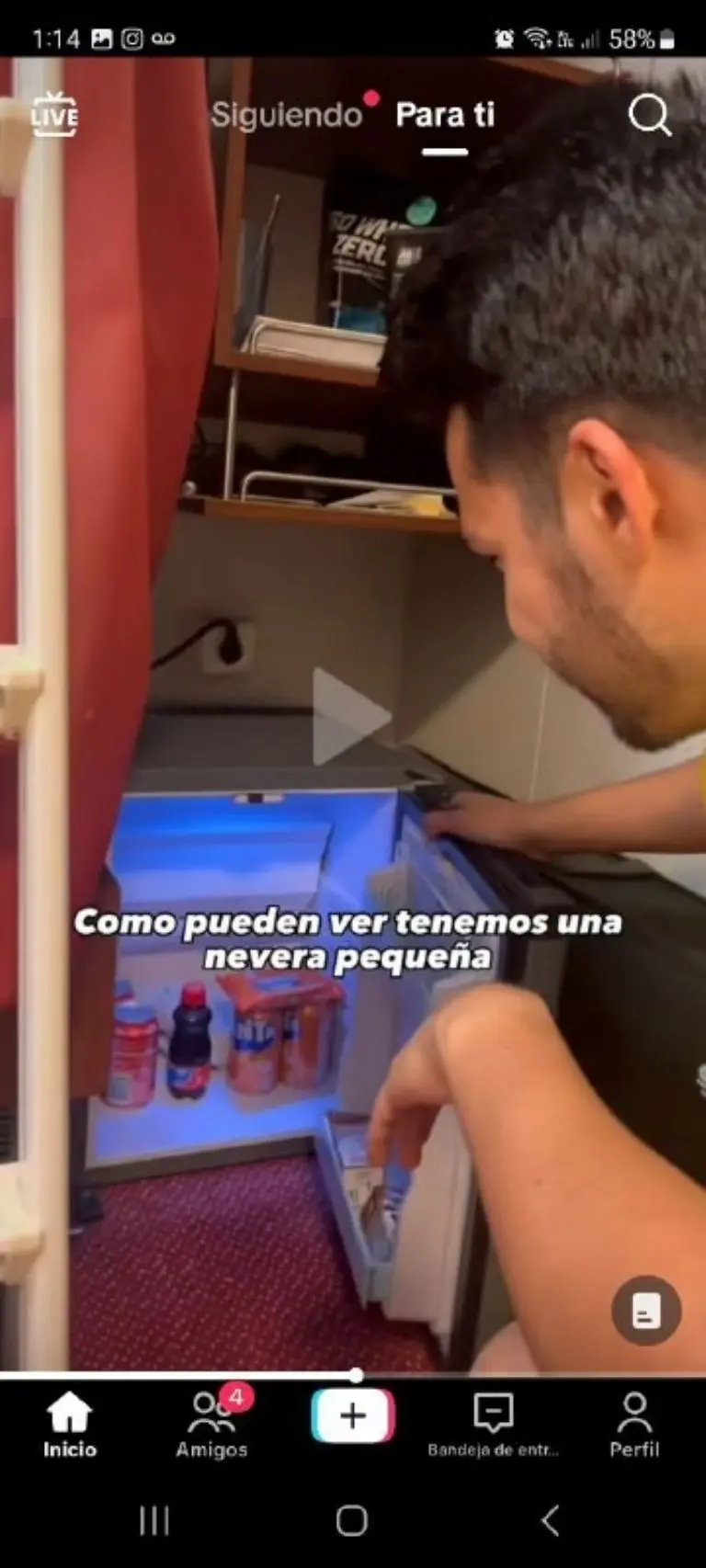 Joven muestra pequeño cuarto de crucero - Tomada de video