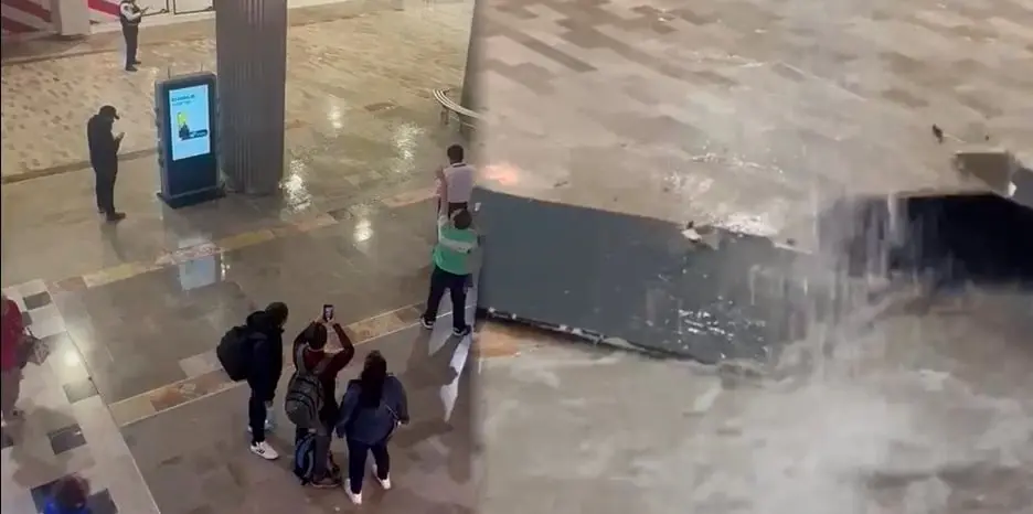 VIDEO: momento exacto en que cae techo plaf&oacute;n del Aeropuerto CDMX por la lluvia. 