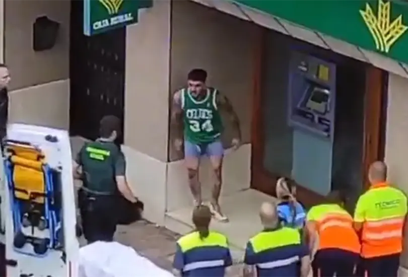 Hombre en estado de intoxicaci&oacute;n ataca a polic&iacute;a, lo quer&iacute;an subir a una ambulancia