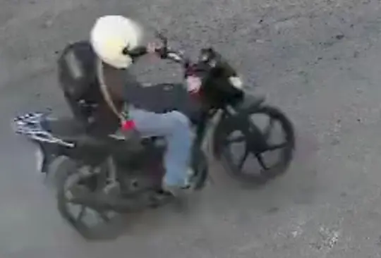 VIDEO: Motociclista atropella a niño por descuido de su madre, estaba viendo el celular. 