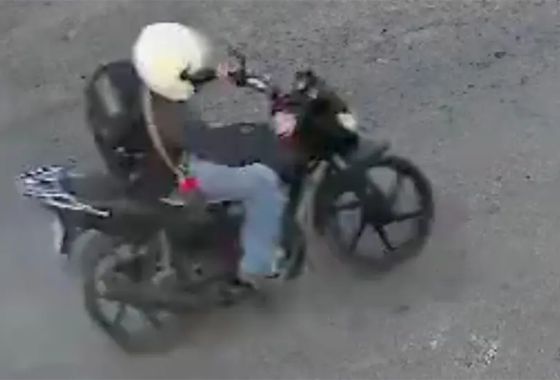 VIDEO: Motociclista atropella a niño por descuido de su madre, estaba viendo el celular. VIDEO: Motociclista atropella a niño por descuido de su madre, estaba viendo el celular.