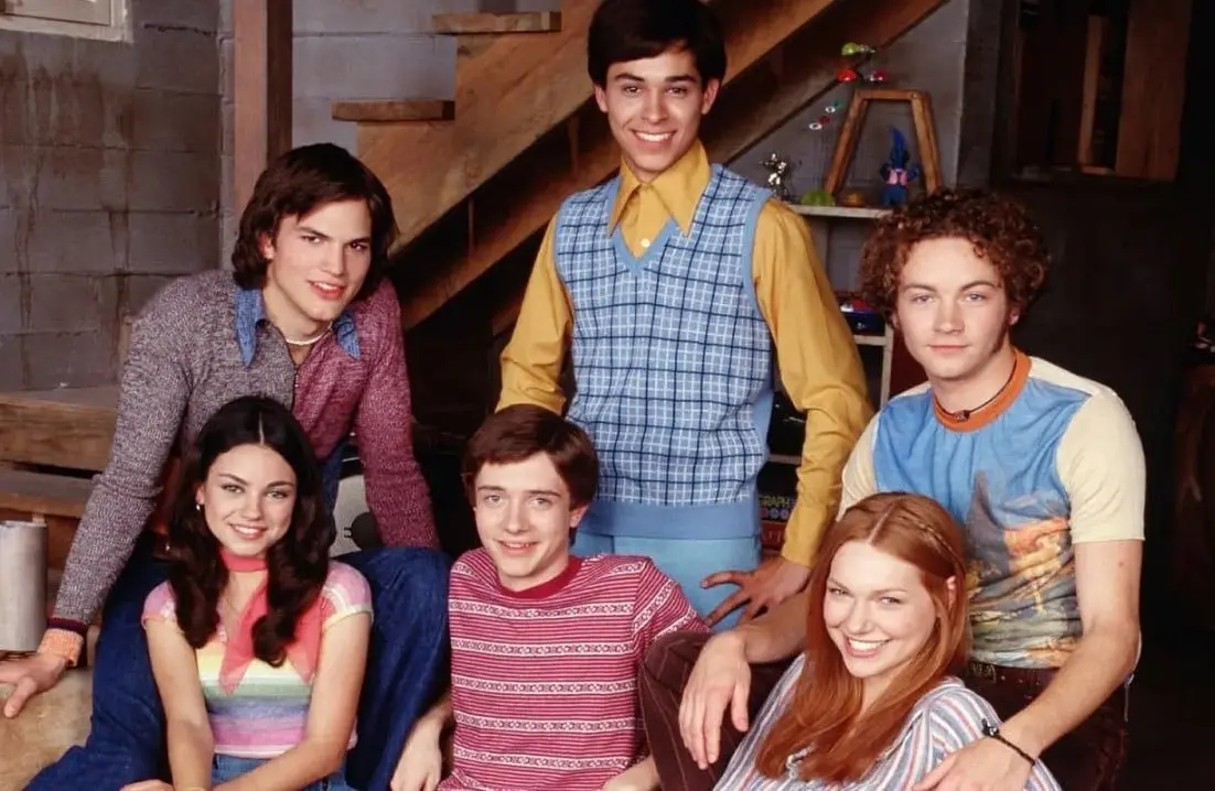 El show de los 70 fue una popular serie juvenil de comedia que se estrenó en 1998, pero narraba las aventuras de un grupo de adolescentes de los años 70. A la fecha todavía tiene fans y en enero de este año, Netflix estrenó una serie derivada llamada 'El show de los 90'.