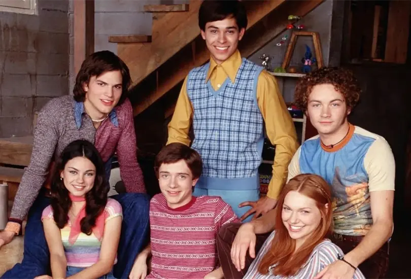 El show de los 70 fue una popular serie juvenil de comedia que se estrenó en 1998, pero narraba las aventuras de un grupo de adolescentes de los años 70. A la fecha todavía tiene fans y en enero de este año, Netflix estrenó una serie derivada llamada El show de los 90. El show de los 70 fue una popular serie juvenil de comedia que se estrenó en 1998, pero narraba las aventuras de un grupo de adolescentes de los años 70. A la fecha todavía tiene fans y en enero de este año, Netflix estrenó una serie derivada llamada El show de los 90.