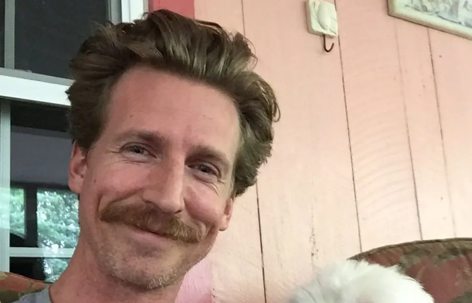 Ahora tiene 47 años, ha participado en series como Red Oaks y The Awesomes.