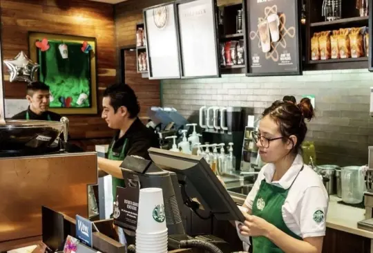 Empleado de Starbucks pone mensaje en el vaso de una chica que era acosada por un hombre