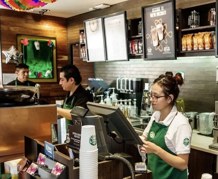 Empleado de Starbucks pone mensaje en el vaso de una chica que era acosada por un hombre