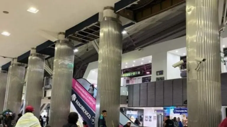 VIDEO: momento exacto en que cae techo plafón del Aeropuerto CDMX por la lluvia. Foto: Especial