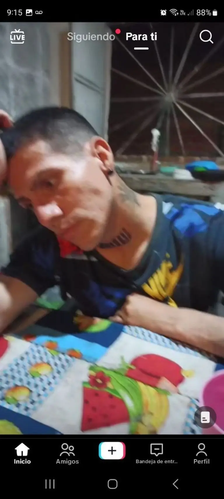 Papá se hace viral por error en tatuaje - Tomada de video
