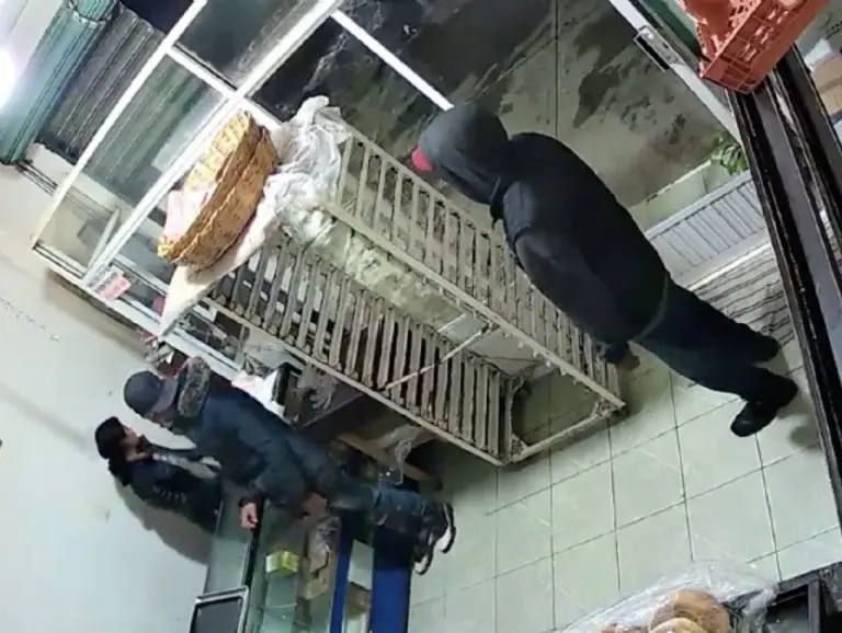 VIDEO: Sujetos asaltan panadería y se llevan hasta el pan en Edomex. Foto: Twitter