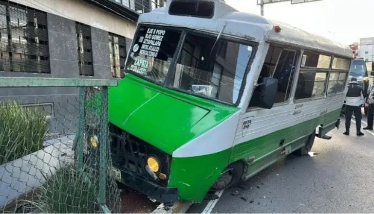 Choque de microbús en Portales deja 10 lesionados, iba a exceso de velocidad. Foto: Twittter