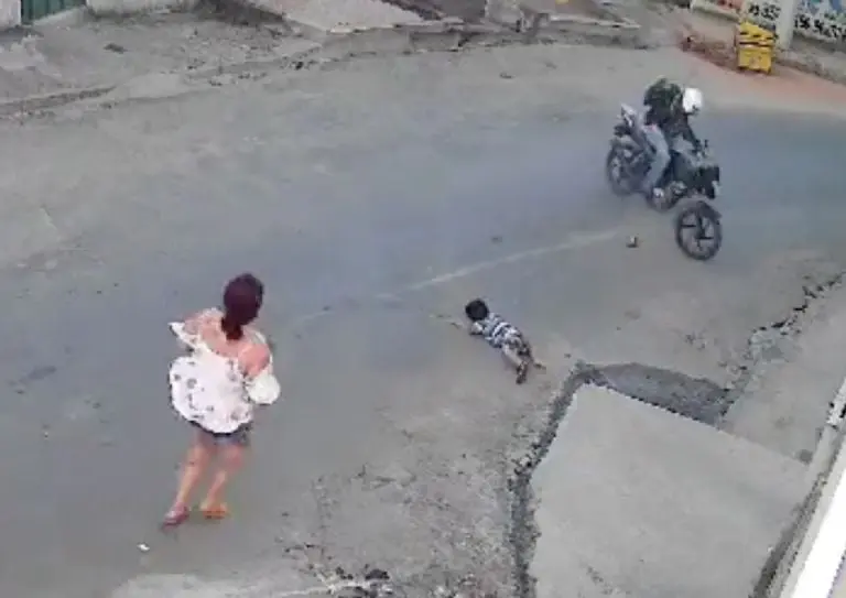 VIDEO: Motociclista atropella a niño por descuido de su madre, estaba viendo el celular. Foto: Twitter