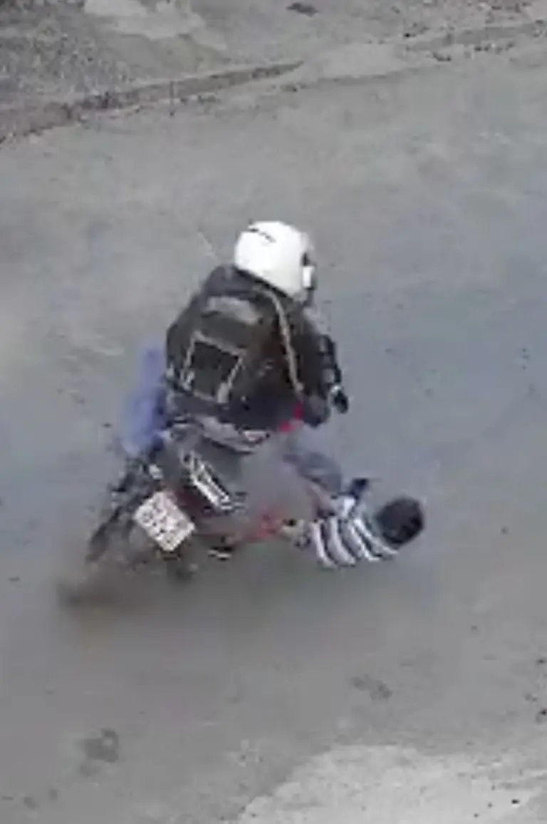 VIDEO: Motociclista atropella a niño por descuido de su madre, estaba viendo el celular. Foto: Twitter