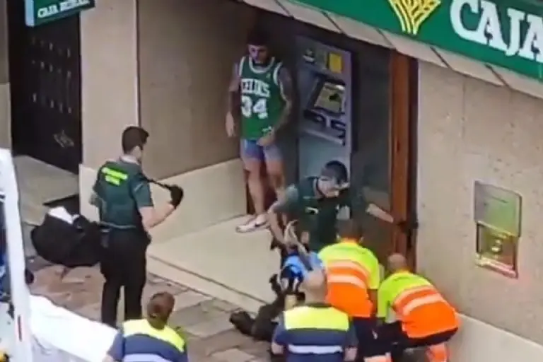 Hombre ataca a policía - Tomada de video