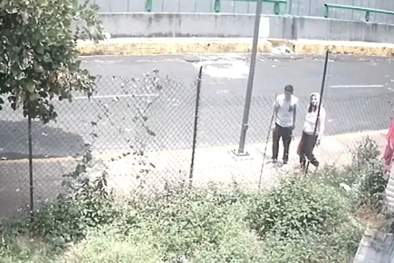 Pareja abandona cuerpo de bebé - Tomada de video