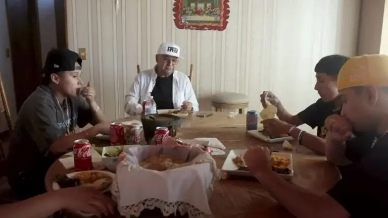 Yahritza y su Esencia comen comida mexicana (YouTube)