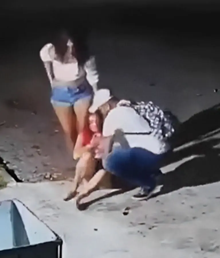 VIDEO: Mujeres fingen estar borrachas para asaltar a hombre. Foto: Twitter