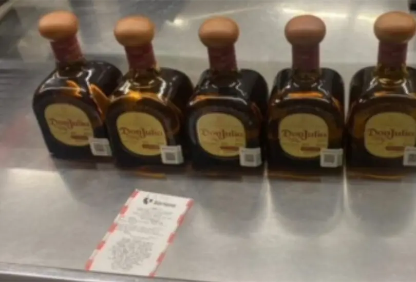 Elementos de la Policía de Monterrey arrestaron a una menor de edad bajo la sospecha de un intento de robo de cinco botellas de tequila en un comercio de la avenida Alejandro de Roda, en la colonia Cumbres octavo sector Elementos de la Policía de Monterrey arrestaron a una menor de edad bajo la sospecha de un intento de robo de cinco botellas de tequila en un comercio de la avenida Alejandro de Roda, en la colonia Cumbres octavo sector