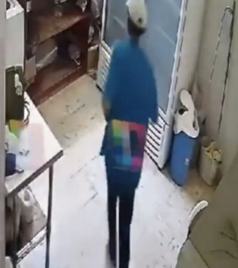 Empleada encierra a ladrón en su tienda para evitar que escapara. Foto: Twitter (Alejandro Sánchez)
