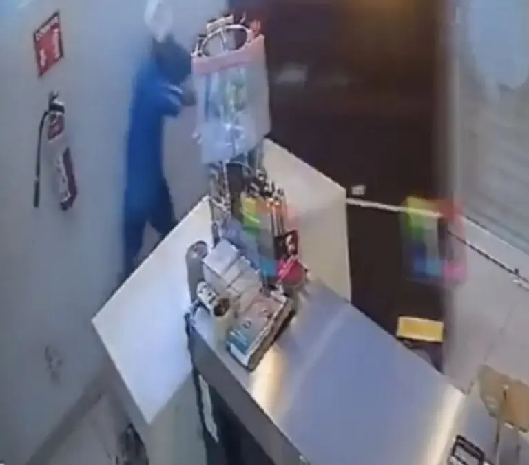 Empleada encierra a ladrón en su tienda para evitar que escapara. Foto: Twitter (Alejandro Sánchez)