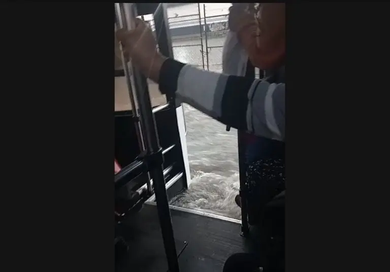 Chofer pide a pasajeros que recen (TikTok)