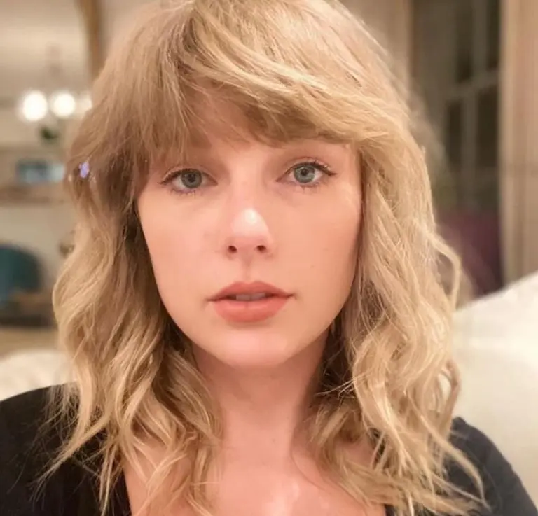 Taylor Swift (Facebook)