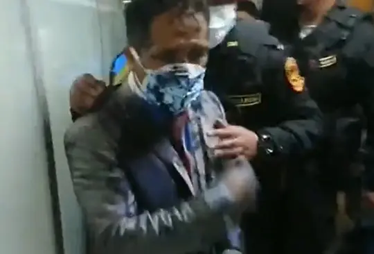 Un hombre peruano, identificado como Adrián Chamarro se volvió viral en redes sociales luego de que sus propios hijos sabotearan su boda al arrojarle pintura en todo el cuerpo 