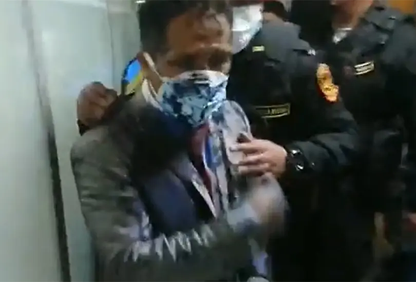 Un hombre peruano, identificado como Adri&aacute;n Chamarro se volvi&oacute; viral en redes sociales luego de que sus propios hijos sabotearan su boda al arrojarle pintura en todo el cuerpo 
