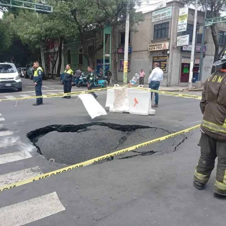 Bache se convierte en socav&oacute;n de tres metros en la colonia Roma Norte. 