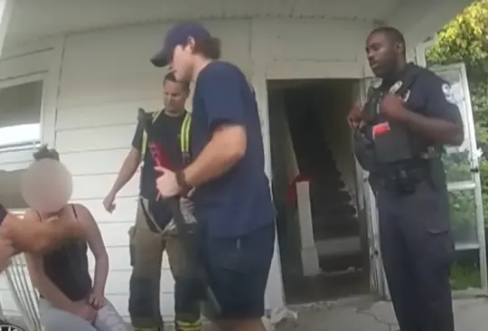 Dos oficiales de la Segunda División de la Policía de Louisville, Kentucky, se convirtieron en héroes al rescatar a una mujer que se encontraba encadenada Dos oficiales de la Segunda División de la Policía de Louisville, Kentucky, se convirtieron en héroes al rescatar a una mujer que se encontraba encadenada
