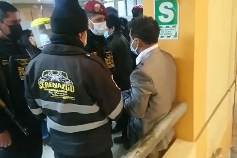 Hijos impiden boda de su padre - Tomada de video