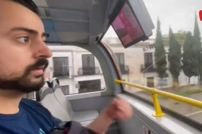 Argentino se sorprende por viajar en Metrobús .- Tomada de video