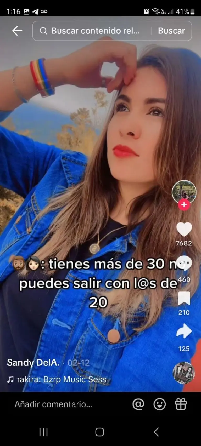 Maestra presume ramos que le dan sus alumnos - Tomada de video