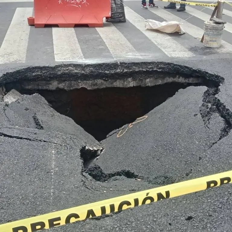 Bache se convierte en socavón de cinco metros en la colonia Roma Norte. Foto: Twitter