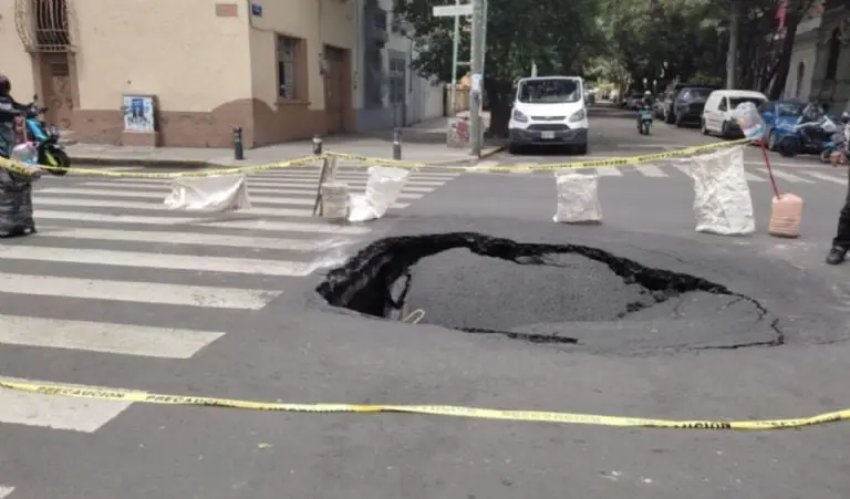 Bache se convierte en socavón de cinco metros en la colonia Roma Norte. Foto: Twitter