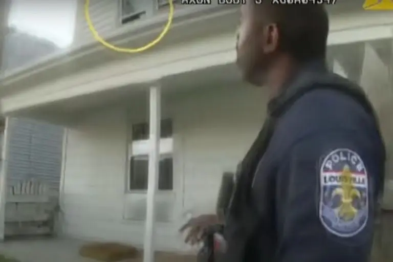 Policías rescatan a mujer encadenada - Tomada de video