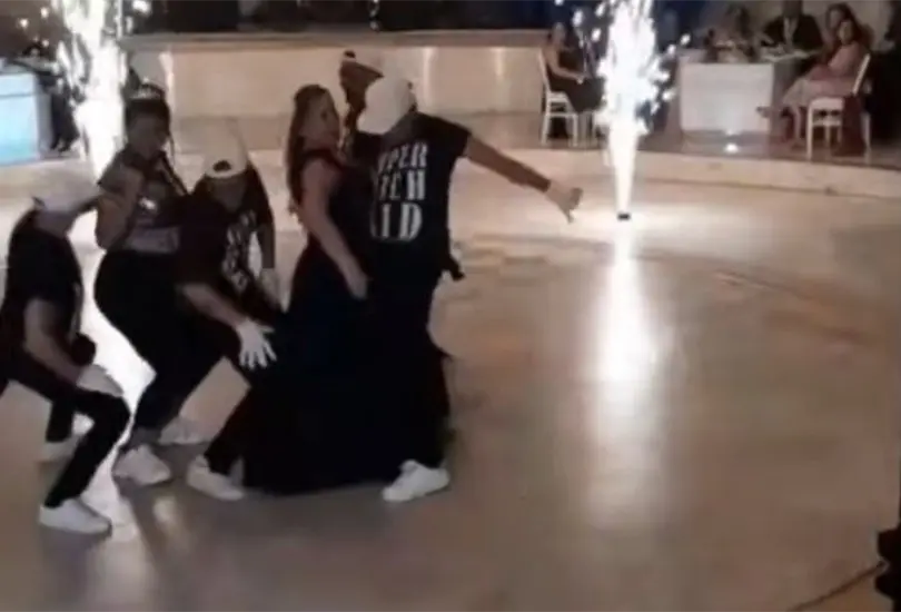 La mamá se puso a bailar con los chambelanes de su hija La mamá se puso a bailar con los chambelanes de su hija