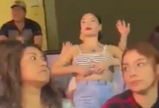 La situación, que fue captada por las cámaras del estadio y proyectada en la pantalla gigante, mostró a la joven entusiasta realizando un topless mientras bailaba