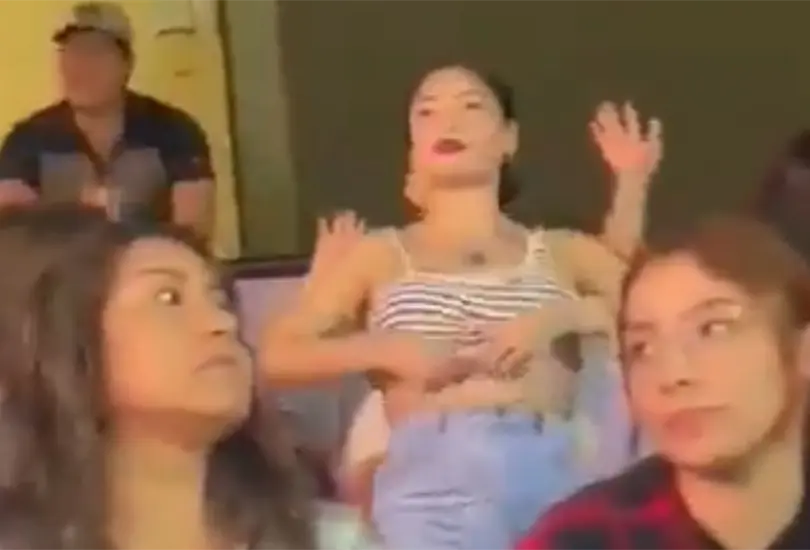 La situaci&oacute;n, que fue captada por las c&aacute;maras del estadio y proyectada en la pantalla gigante, mostr&oacute; a la joven entusiasta realizando un topless mientras bailaba