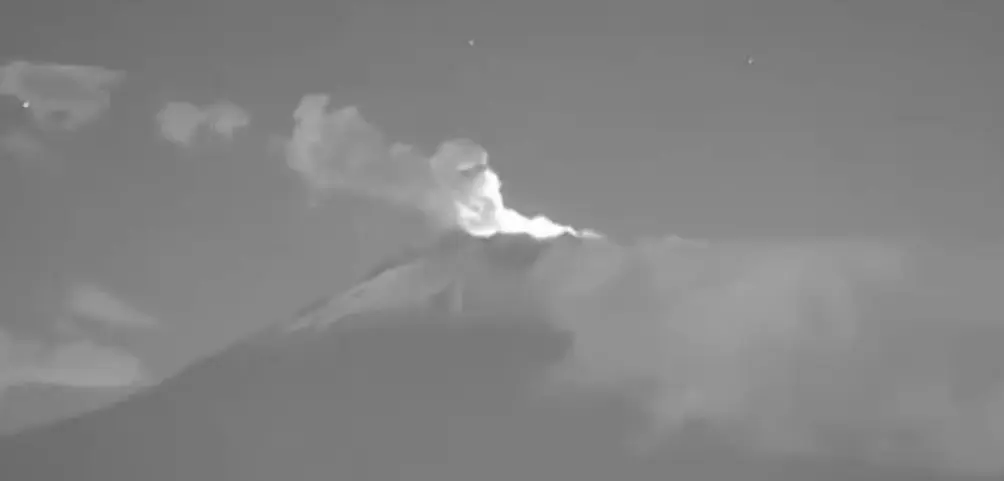 VIDEO: &iquest;Otra vez OVNIS en el Popocat&eacute;petl? M&uacute;ltiples luces salen del cr&aacute;ter 