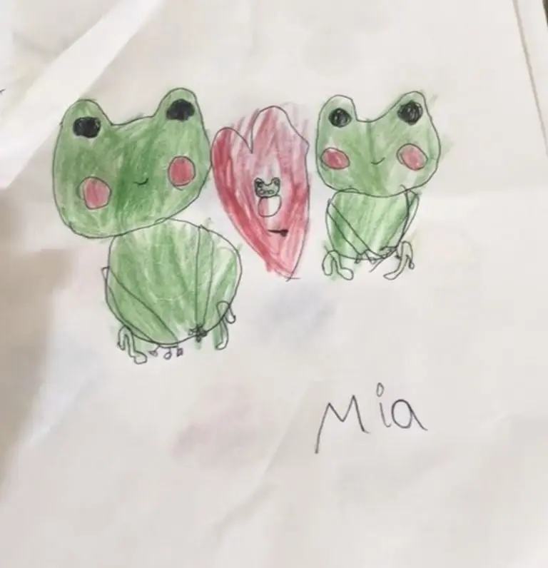 Padre vende los dibujos de su hija a dos pesos, joven los compra todos. Foto: Tik Tok