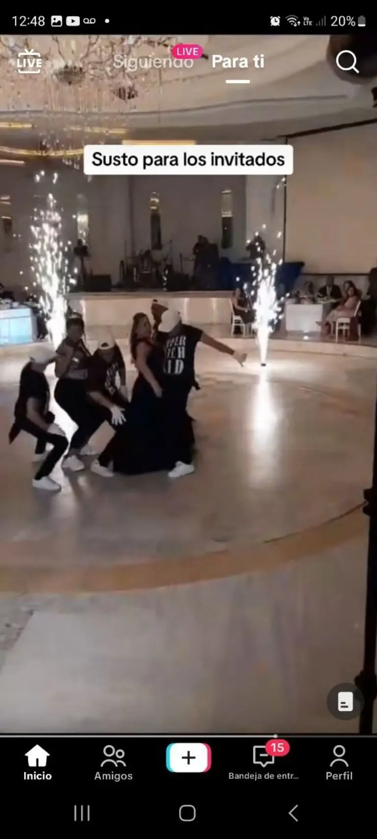 Mamá perrea con chambelanes de su hija - Tomada de video