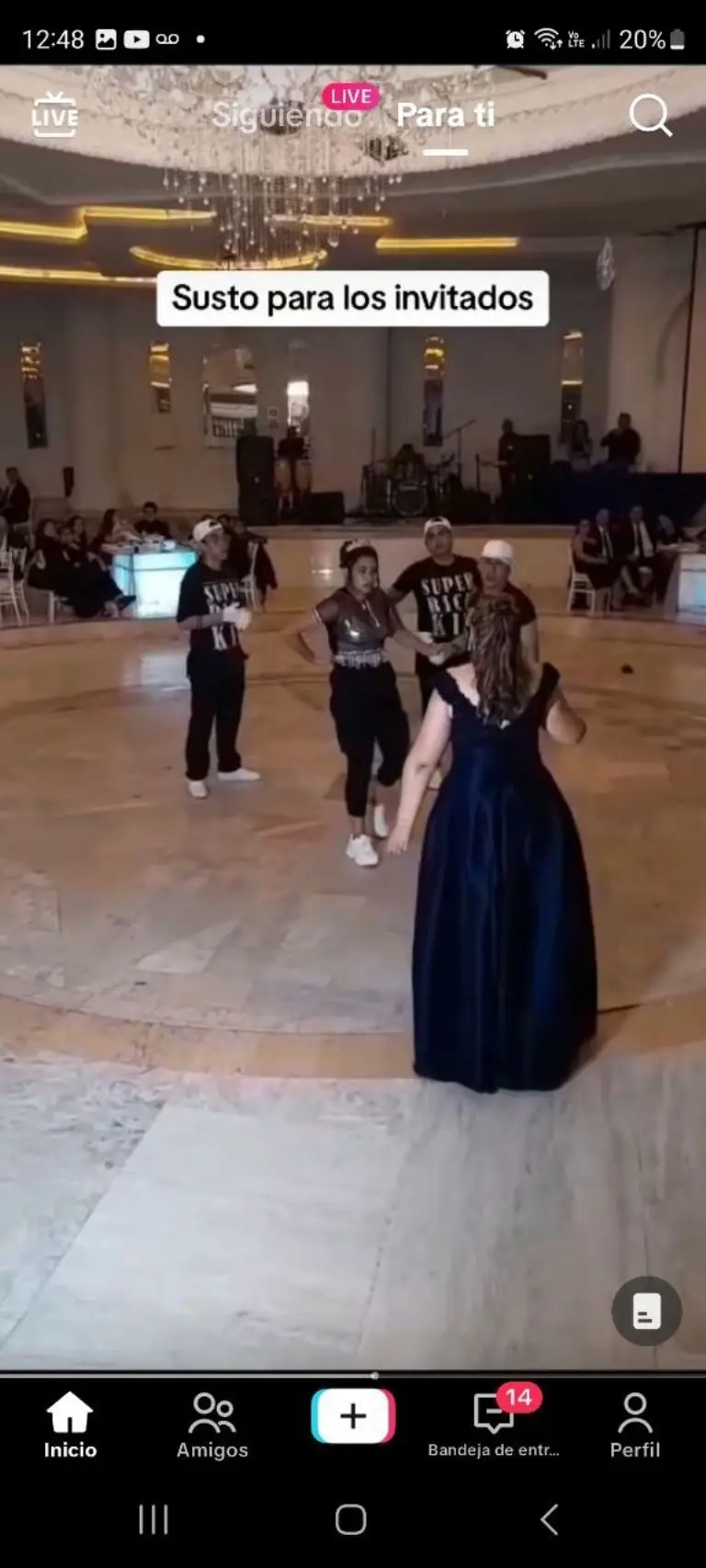 Mamá perrea con chambelanes de su hija - Tomada de video