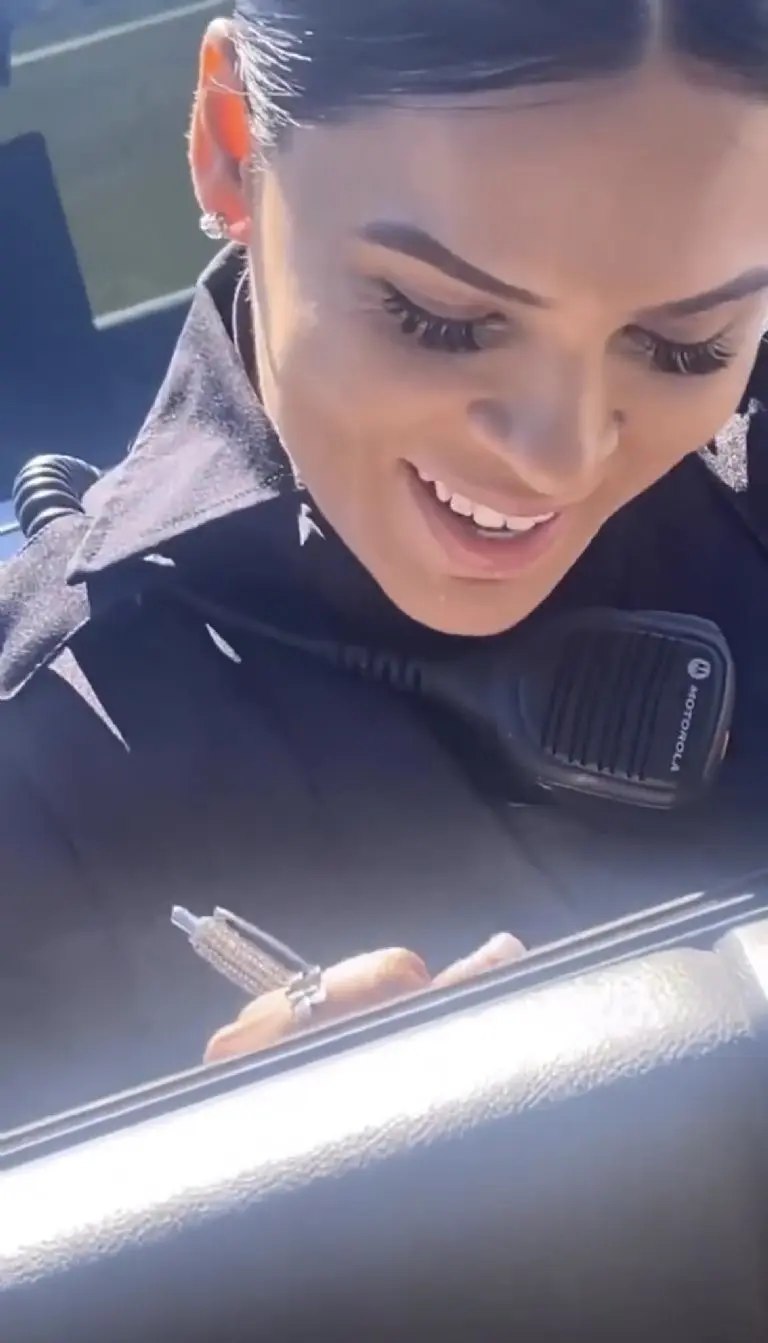 Guapa policía multa a un hombre y él le hace curiosa pregunta Créditos: Twitter