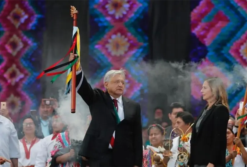 AMLO entregará el mando un año antes, para dárselo al candidato presidencial de Morena. AMLO entregará el mando un año antes, para dárselo al candidato presidencial de Morena.