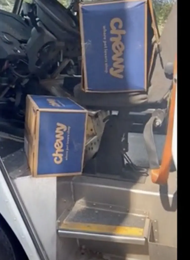 Repartidor de FedEx se pelea con repartidor de Amazon por negarse a subir tres pisos. Foto: Tik Tok