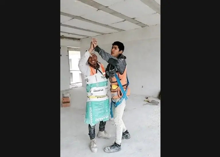 Albañiles bailan el vals con su compañero (TikTok)
