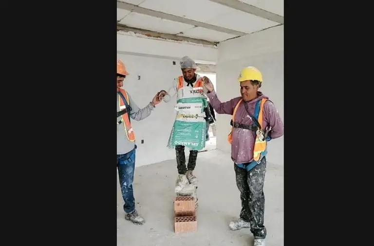 Albañiles bailan el vals con su compañero (TikTok)