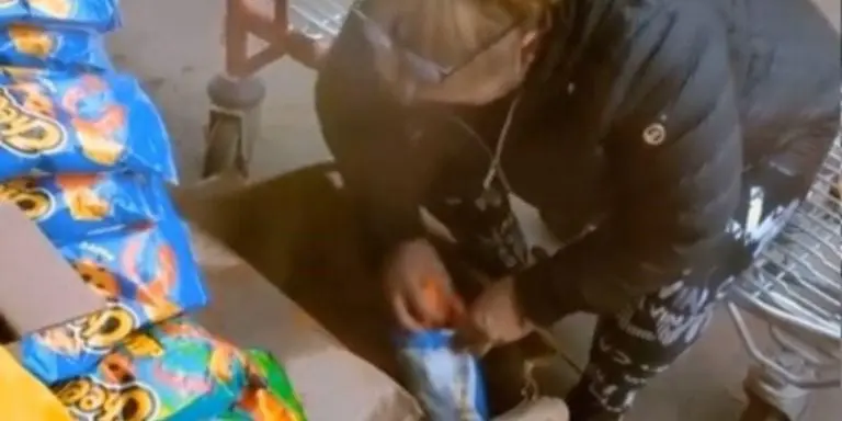 Lady Sabriclones: mujer es captada rellenando Cheetos falsos Créditos: Captura de pantalla