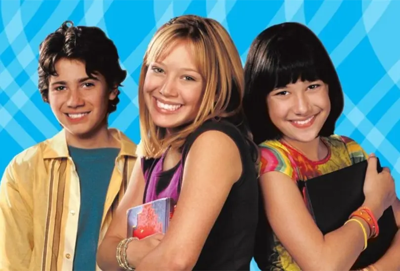 Lizzie McGuire fue una popular serie de Disney, protagonizada por Hilary Duff, que se estrenó en 2001. La serie gira entorno a una chica llamada Lizzie, quien se enfrenta a problemas comunes de la adolescencia, junto a sus amigos Miranda y Gordon. Lizzie McGuire fue una popular serie de Disney, protagonizada por Hilary Duff, que se estrenó en 2001. La serie gira entorno a una chica llamada Lizzie, quien se enfrenta a problemas comunes de la adolescencia, junto a sus amigos Miranda y Gordon.